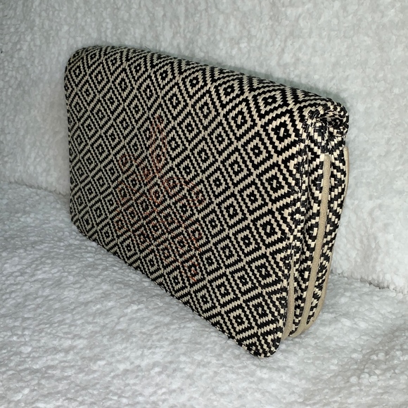 EUC- Jeffrey Campbell Fold Over Woven Clutch! - Picture 4 of 10